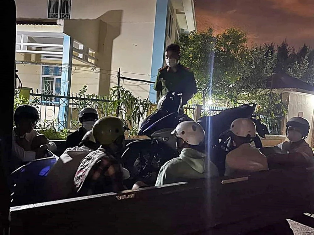 Nhóm thanh thiếu niên được cảnh sát đưa về trụ sở. Ảnh PĐ.