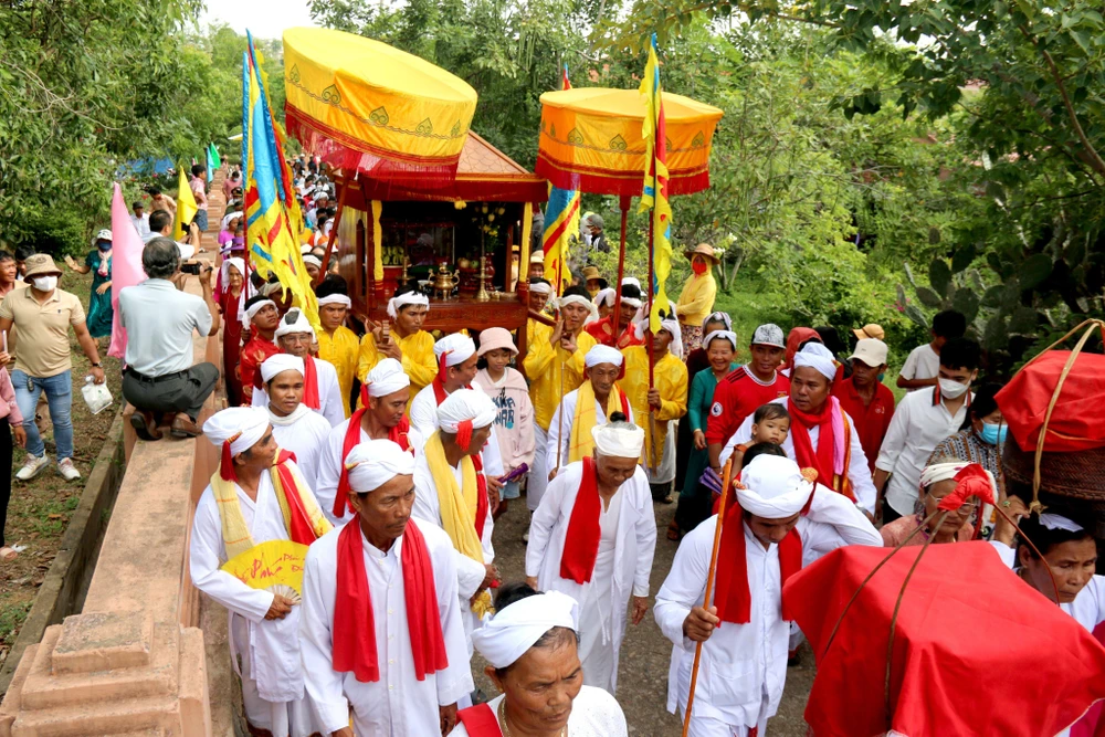 Lễ rước trang phục Nữ thần Pô Sah Inư. Lễ rước trang phục Nữ thần Pô Sah Inư.