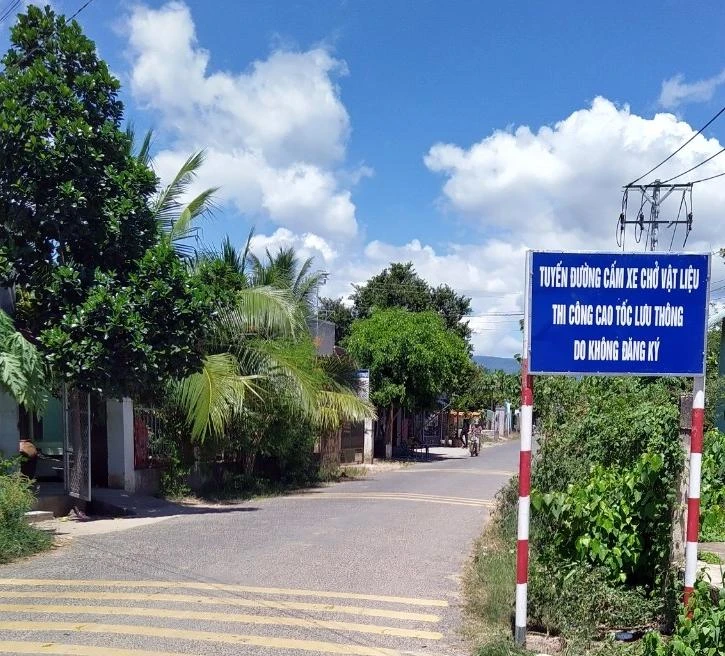 Riêng huyện Hàm Thuận Bắc để ngăn chặn những đoàn xe ben quá khổ quá tải vận chuyển vật liệu thi công cao tốc, người dân đã cắm 15 bảng cấm xe ở 15 tuyến đường.