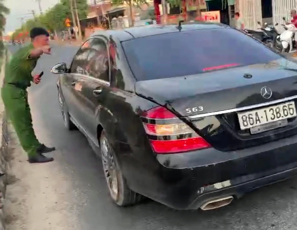 Công an yêu cầu xe rời khỏi hiện trường.