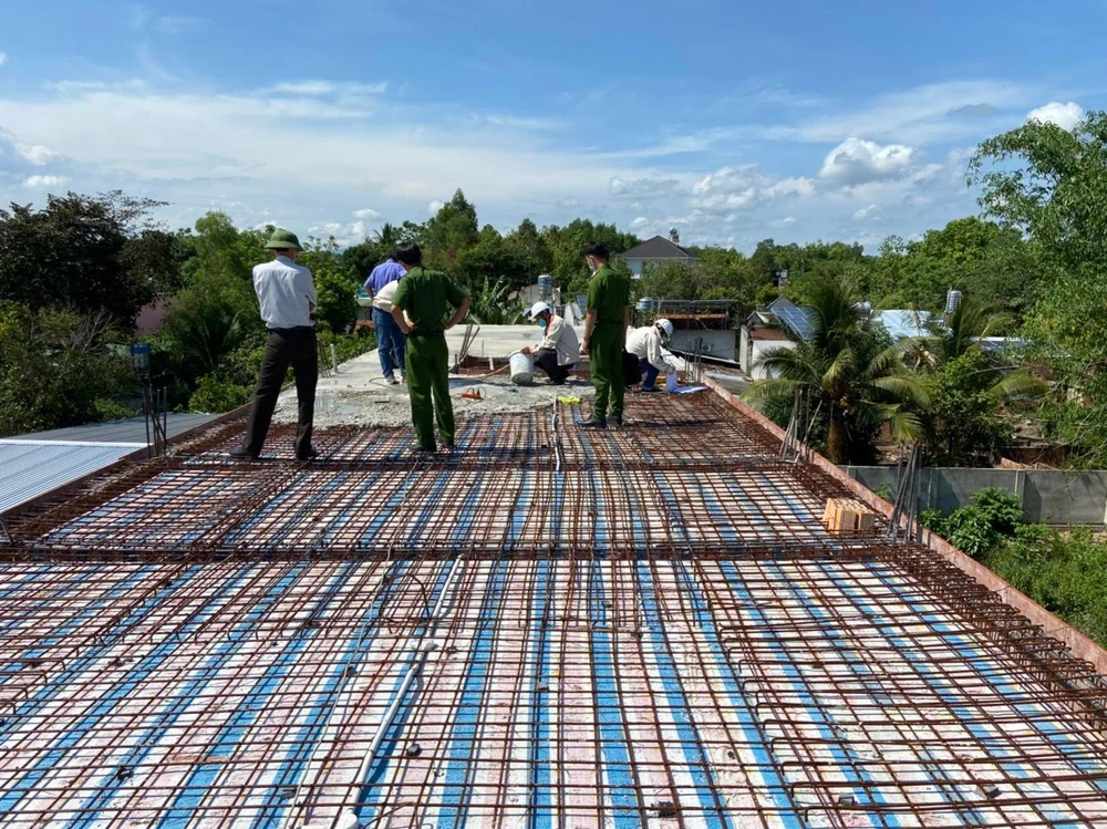 Cảnh sát ghi nhận thực tế sàn nhà bị hư hỏng.