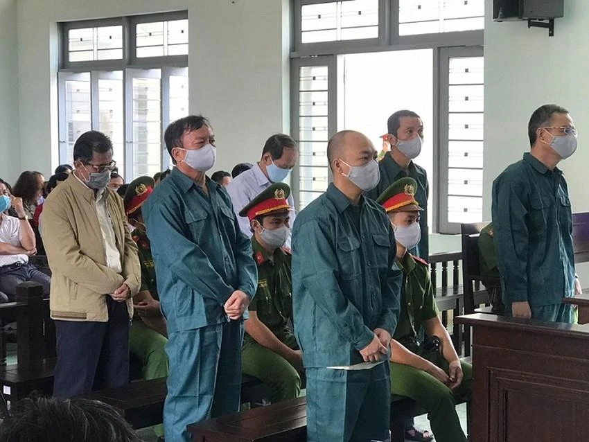 Các bị cáo nguyên là lãnh đạo TP Phan Thiết tại phiên tòa sơ thẩm. Ảnh PĐ.