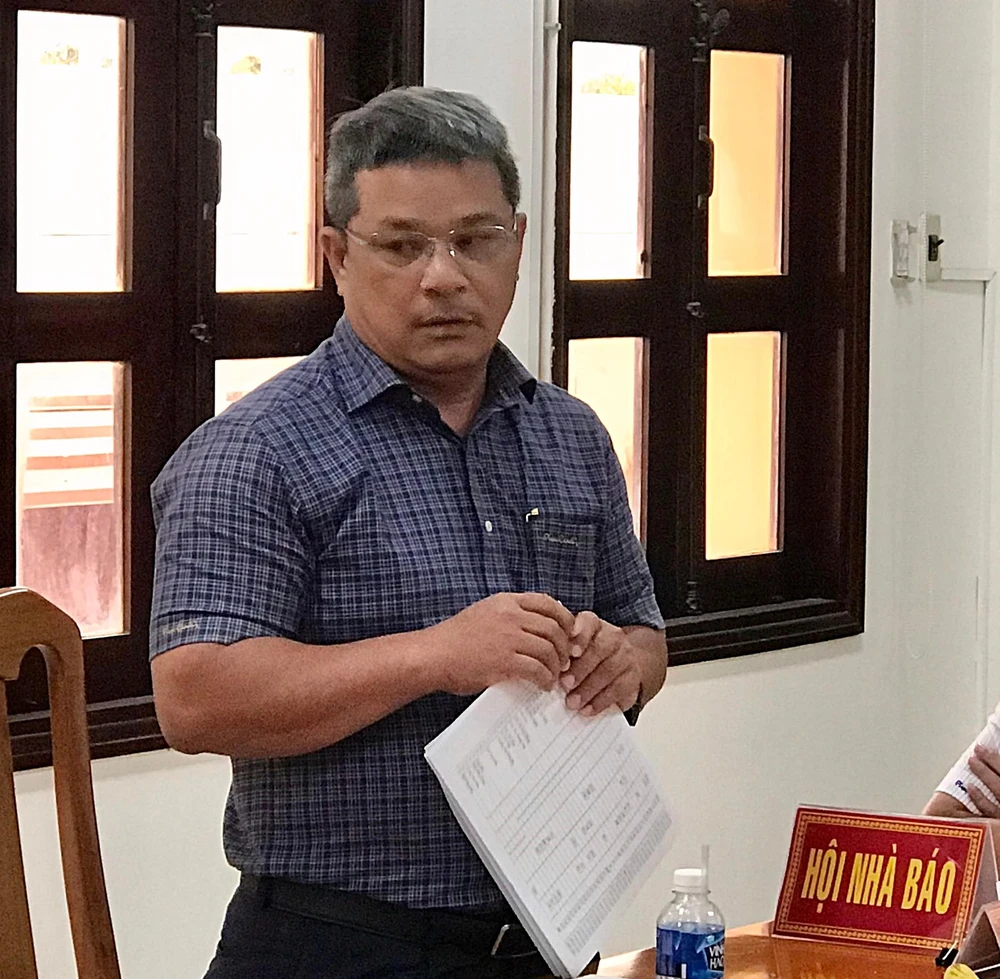 Ông Phạm Duy Cường, Trưởng Phòng TN&amp;MT Phan Thiết trả lời việc xử lý 132 thửa đất trong cuộc họp giao ban báo chí tỉnh Bình Thuận tháng 10-2022. Ảnh NT.