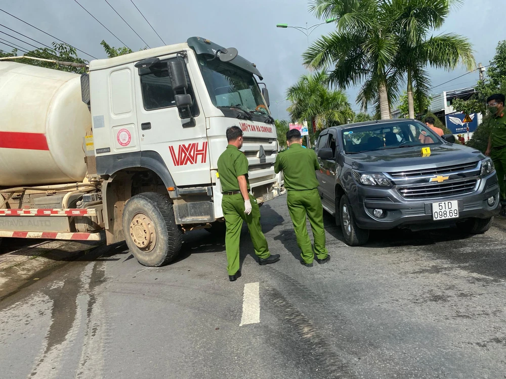 Thực nghiệm cảnh xe bán tải của bị cáo chặn đầu xe bồn.
