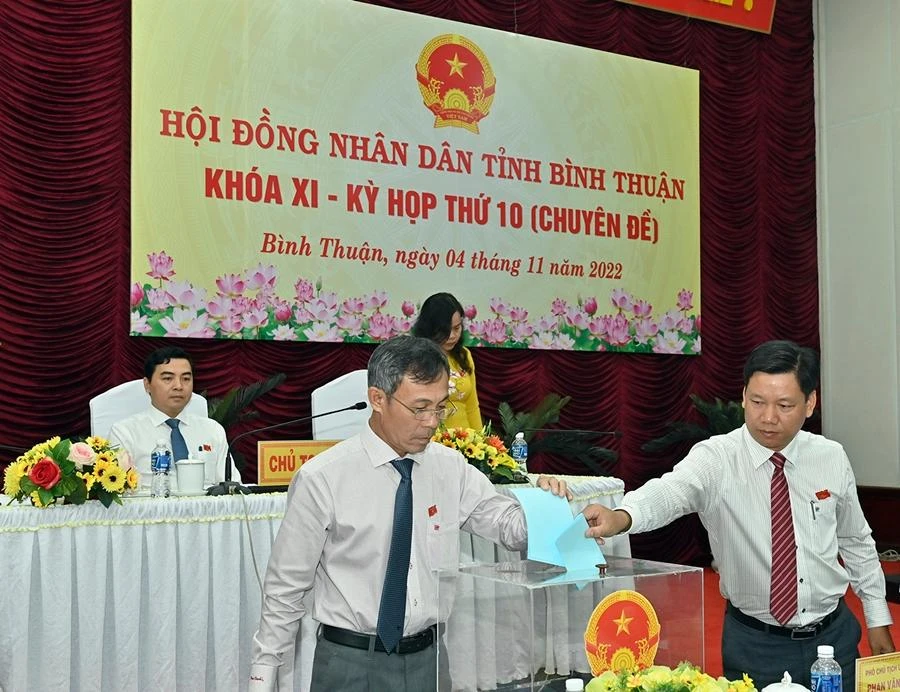 Các đại biểu bỏ phiếu miễn nhiệm ông Lê Tuấn Phong. Ảnh ĐH.