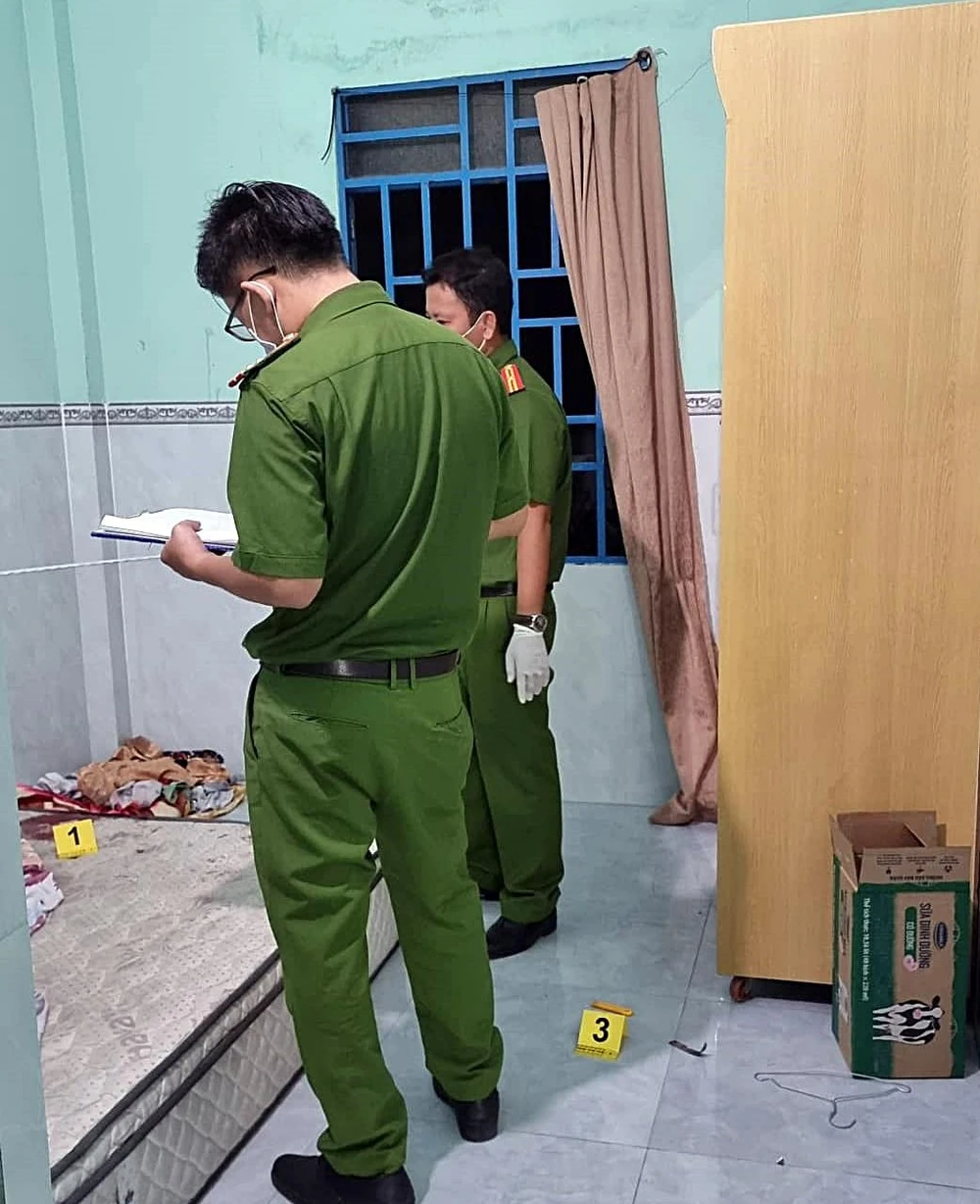 Cơ quan điều tra khám nghiệm hiện trường. Ảnh: PĐ.