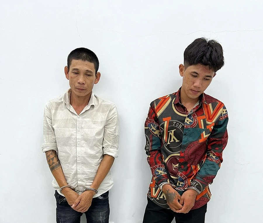 Trần Hữu Hoan và Lâm Văn Tiến tại Công an. Ảnh: CA