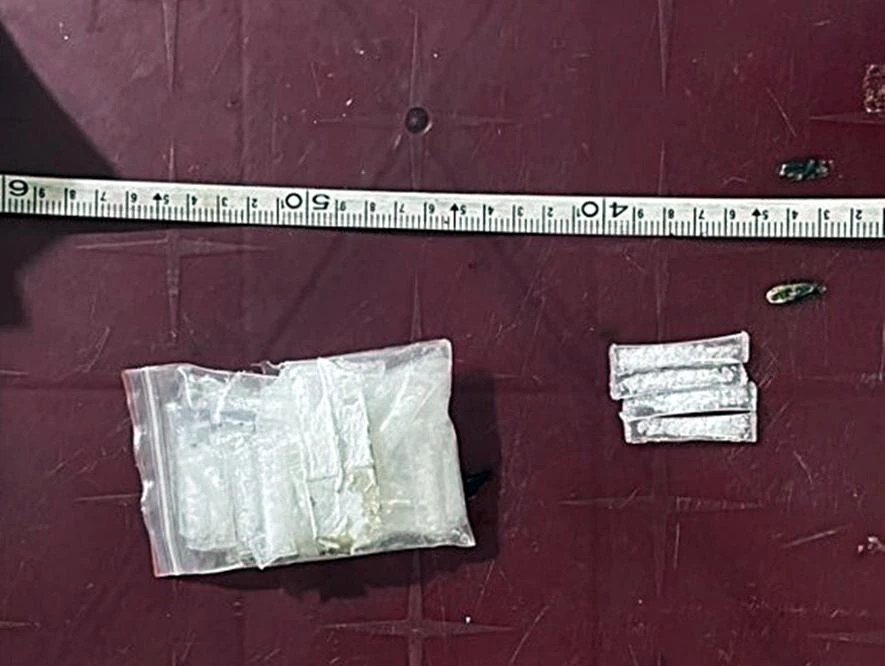 Các ống nhựa chứa ma túy đá thu giữ tại nhà Hoan. Ảnh: CA