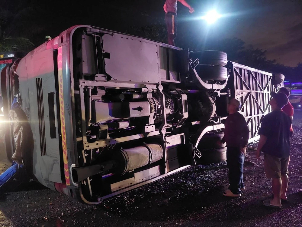 Hiện trường vụ tai nạn. Ảnh: PĐ tai-nan-lat-xe-o-binh-thuan