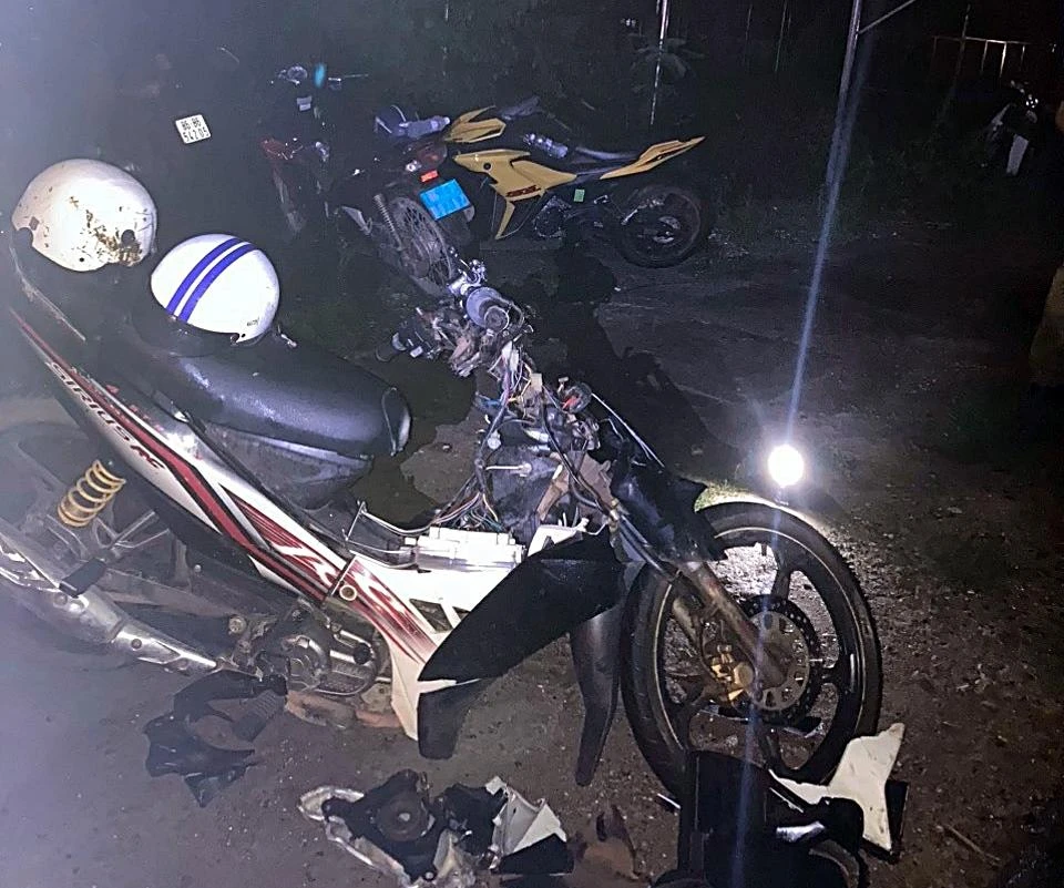 Xe máy của nạn nhân hư hỏng sau khi tông trúng bò thả rông. Ảnh PĐ.