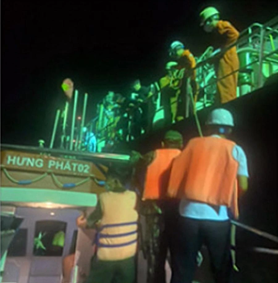 Đưa thuyền trưởng vào bờ cấp cứu.