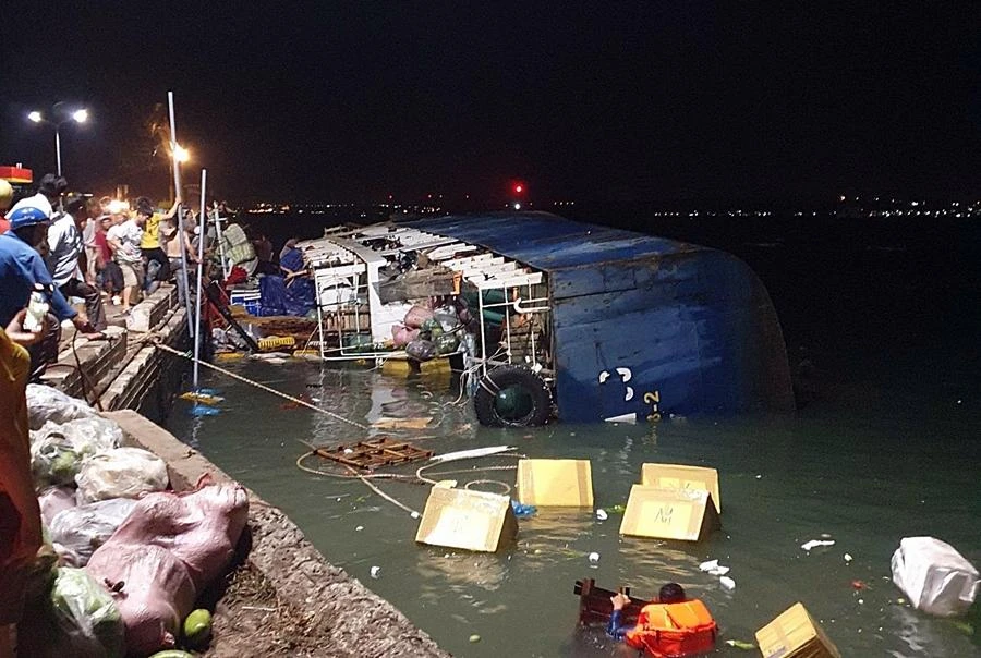 Các cơ quan chức năng đang triển khai ứng phó sự cố tràn 2 tấn dầu D.O trên tàu. Ảnh PĐ.