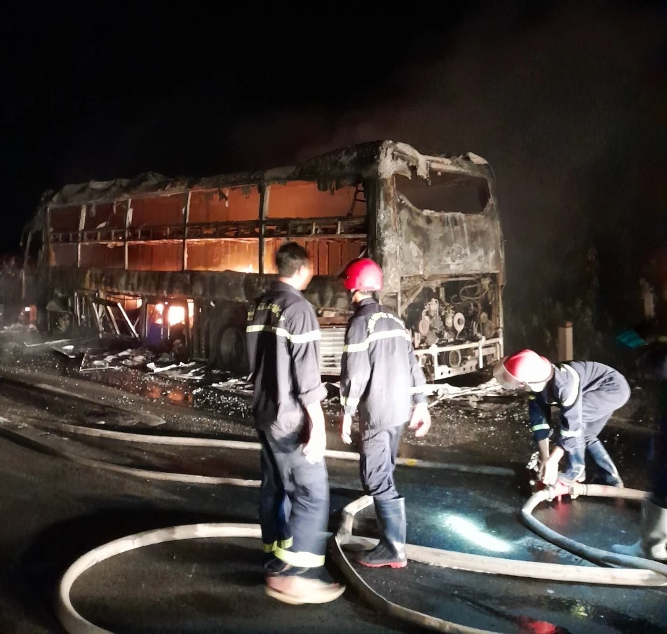 Sau 3 giờ vụ cháy được dập tắt, giao thông trở lại bình thường. Sau 3 giờ vụ cháy được dập tắt, giao thông trở lại bình thường.