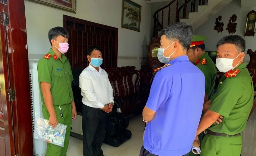 Cơ quan điều tra khám xét nhà riêng Trần Văn Quế. Ảnh PĐ. Cơ quan điều tra khám xét nhà riêng Trần Văn Quế. Ảnh PĐ.