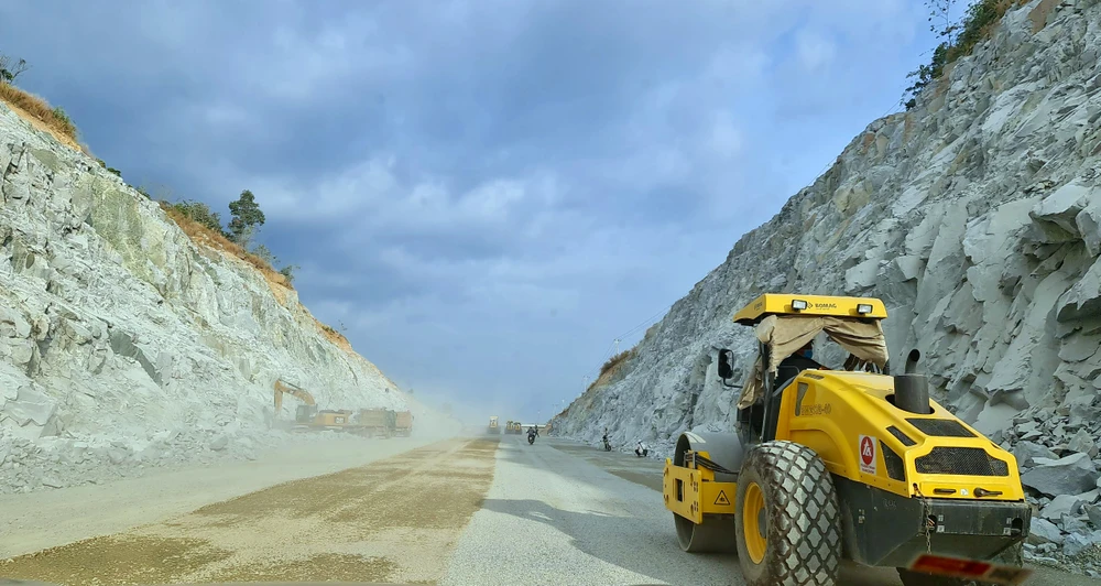 Đoạn thi công qua Hàm Tân, Bình Thuận.