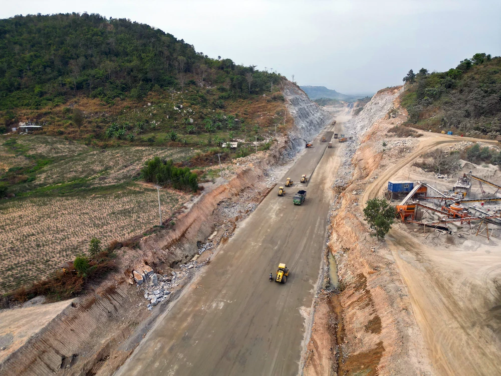 Đoạn xẻ núi qua tỉnh Bình Thuận.