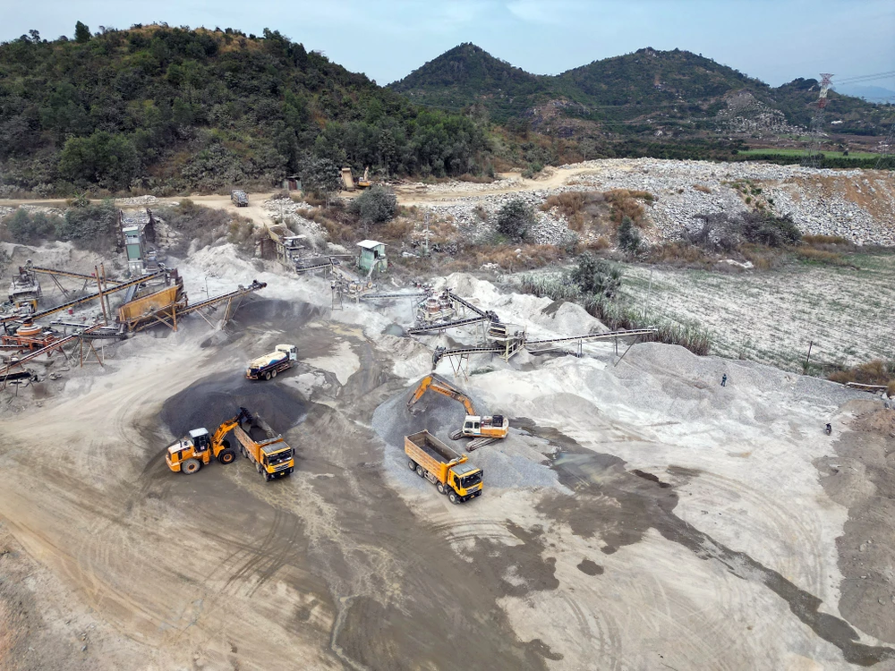 Nhà thầu huy động tối đa phương tiện bám công trình.