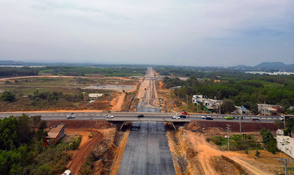 Cầu vượt qua QL1A địa bàn Xuân Lộc, Đồng Nai.