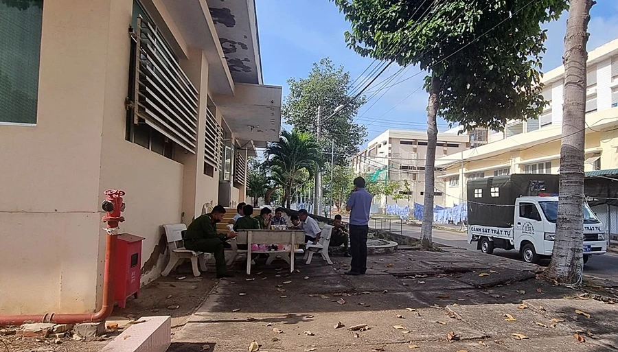 Cơ quan chức năng chuẩn bị giám định tử thi tại Bệnh viện Bình Thuận. Ảnh: PĐ.