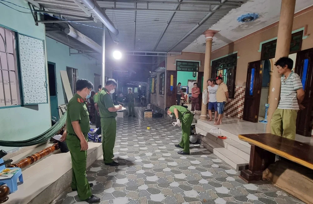 Cơ quan điều tra khám nghiệm hiện trường. Ảnh: PĐ