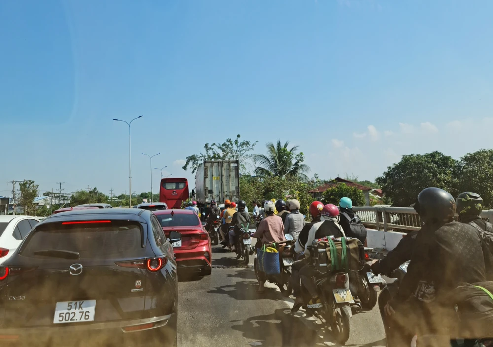 Hàng đoàn người đi xe máy về quê. Hàng đoàn người đi xe máy về quê.