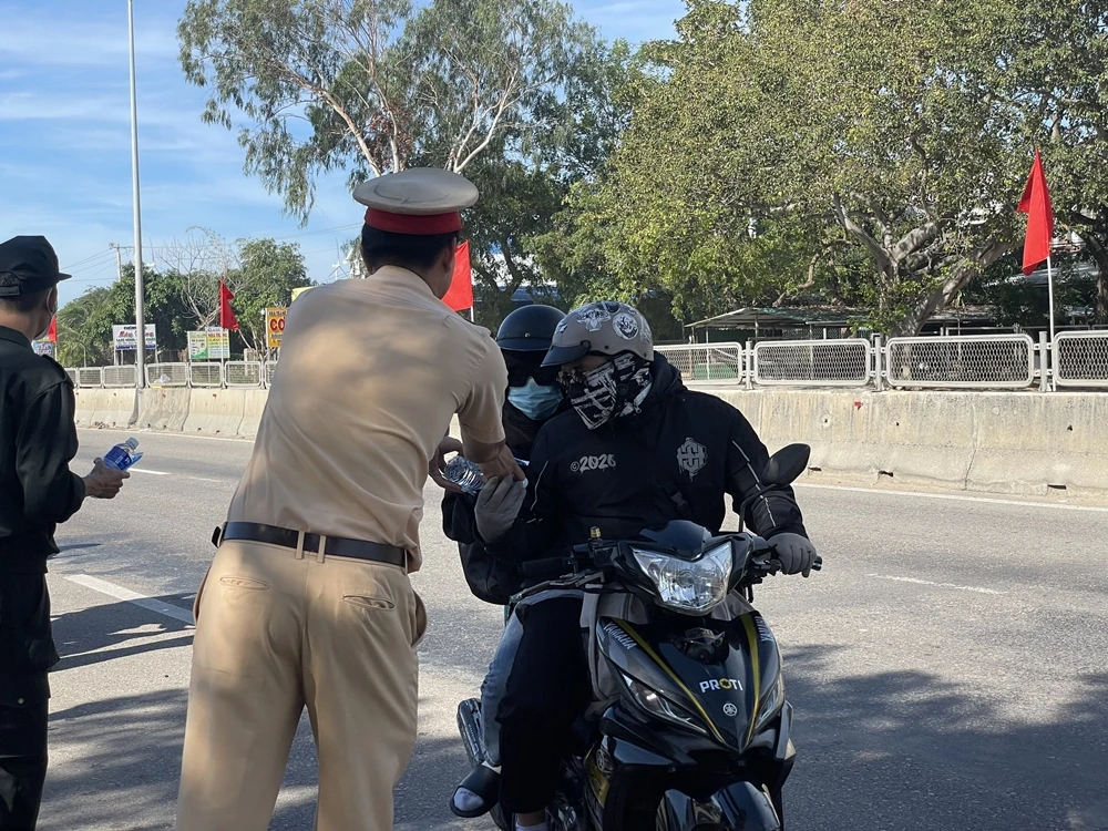 Phát nước khoáng, khăn lạnh cho người tham gia giao thông.