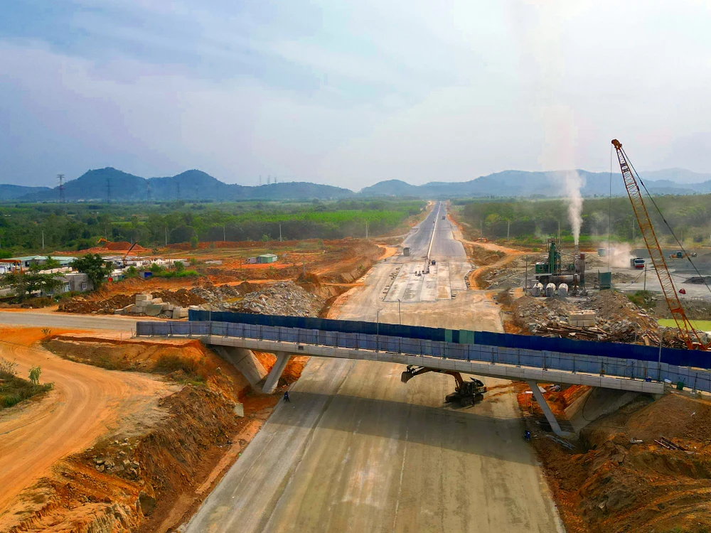 Cầu vượt đường đi huyện Tánh Linh băng qua cao tốc Phan Thiết-Dầu Giây.