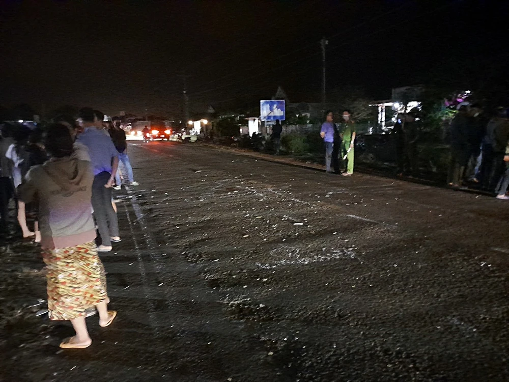 Hiện trường vụ tai nạn khiến hai mẹ con thiệt mạng. Ảnh PĐ.