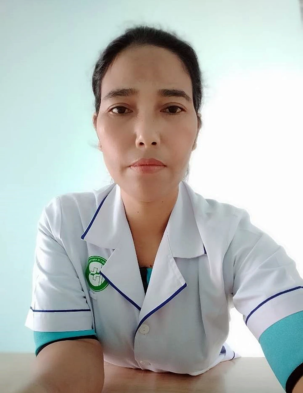 Em bé K'ho ngày nào giờ là một điều dưỡng.