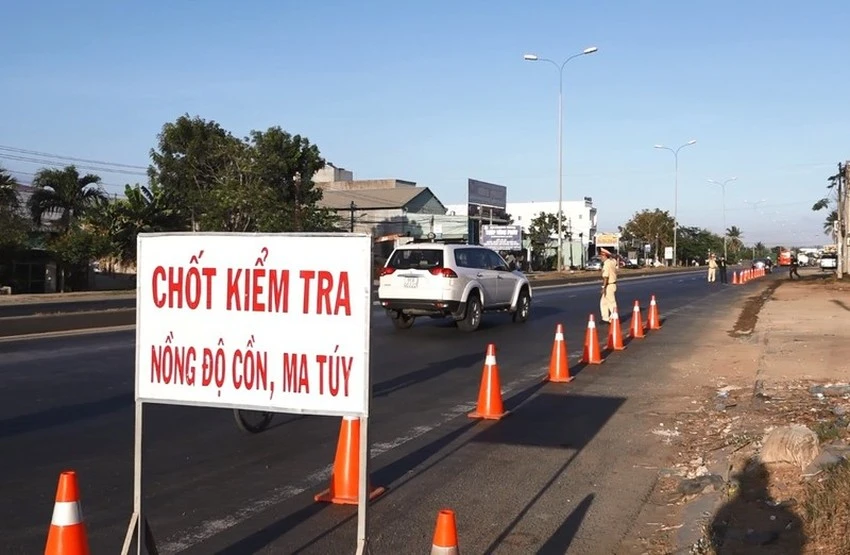 Chốt kiểm tra của CSGT Công an Bình Thuận trên QL1A. Ảnh: PĐ.