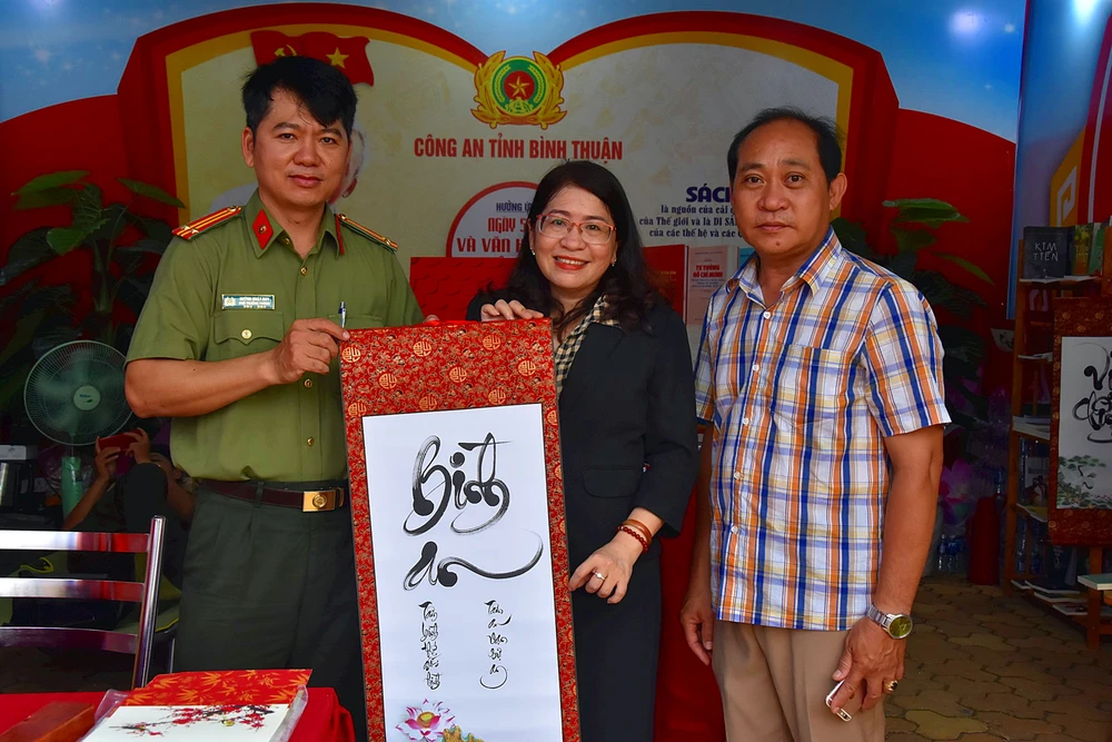 Trung tá Duy tặng chữ cho một người hâm mộ.