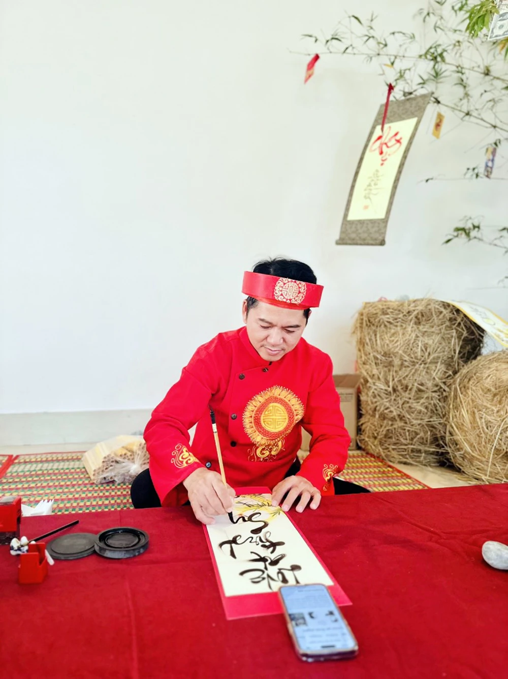 Trung tá Duy viết thư pháp dịp tết Quý Mão.