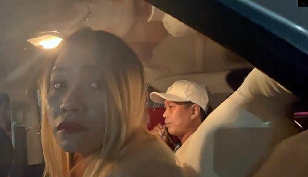 Đôi nam nữ ngỡ ngàng khi bị cảnh sát kiểm tra. Ảnh PĐ.