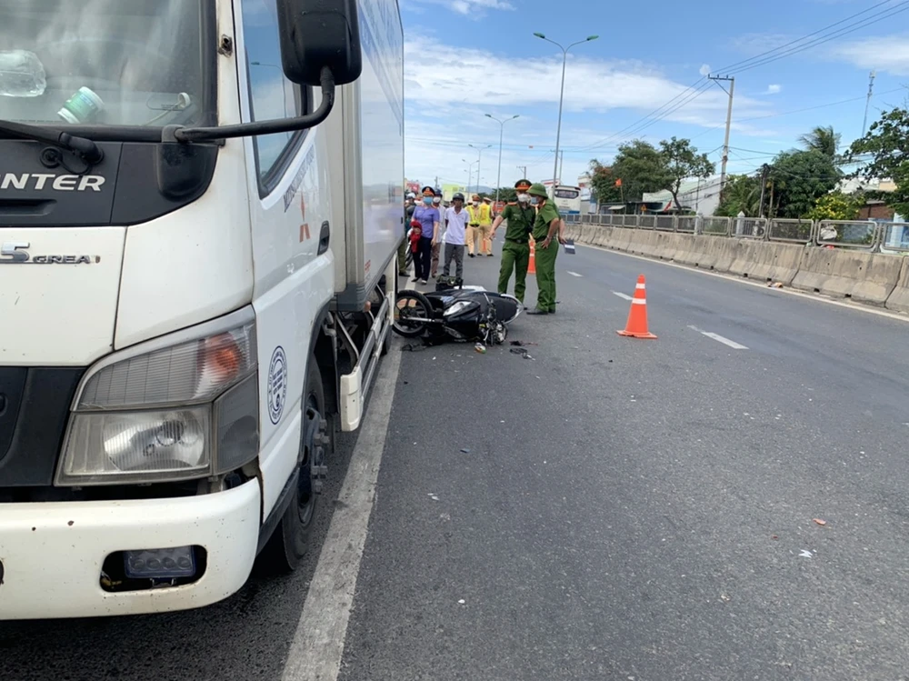 Cơ quan điều tra khám nghiệm hiện trường. Ảnh: PĐ