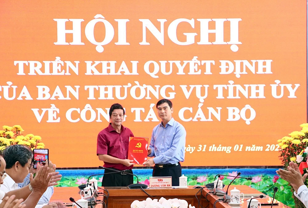 Ông Dương Văn An, Bí thư Tỉnh ủy (phải) trao quyết định cho ông Xà Dương Thắng. Ảnh KH.