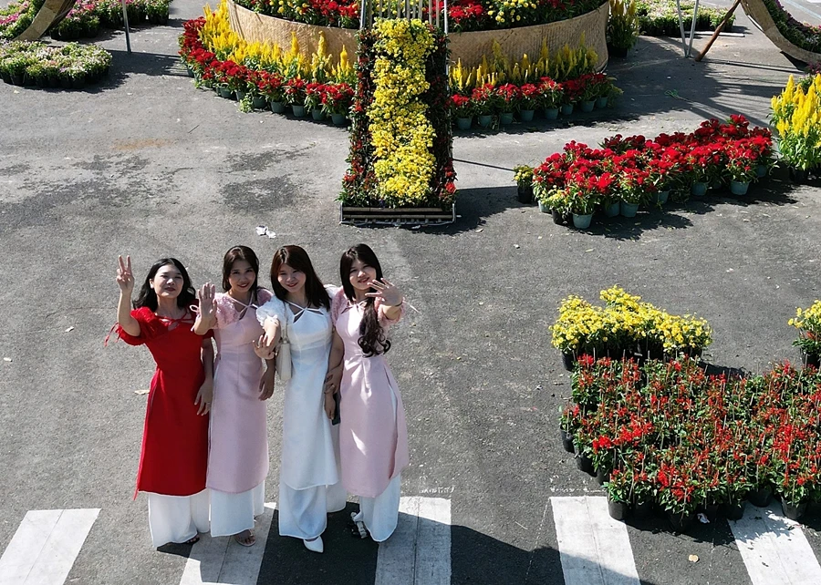 Các cô gái du xuân đường hoa Phan Thiết. Ảnh: PN