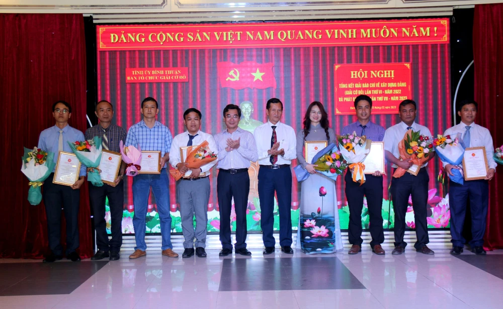 Đại diện Ban Tổ chức Tỉnh ủy và Ban Tuyên giáo Tỉnh ủy trao giải cho các tác giả. Ảnh: NT