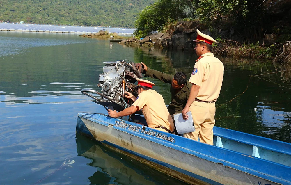 CSGT kiểm tra thuyền chở du khách trái phép trong lòng hồ Đa Mi. Ảnh PĐ.