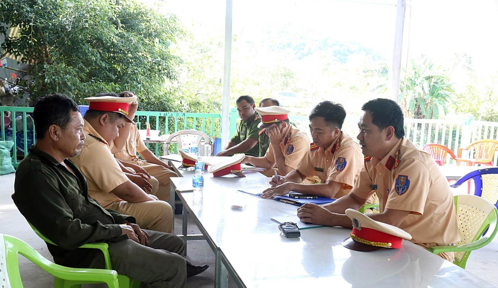 CSGT làm việc với người vi phạm. Ảnh PĐ.