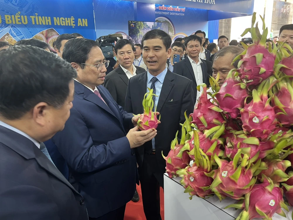 Thủ tướng Chính phủ Phạm Minh Chính tham quan gian hàng thanh long của Bình Thuận.