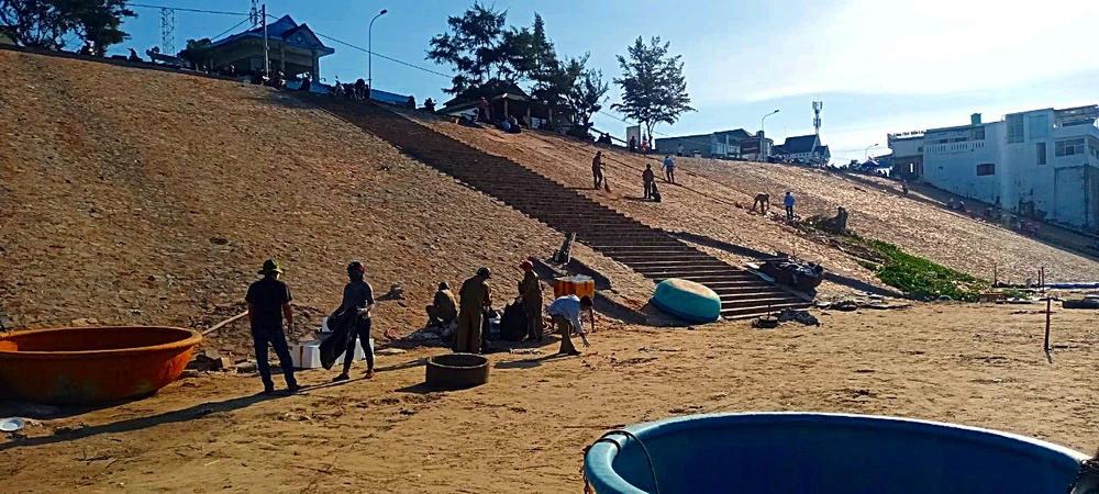 Các lực lượng dân quân tự vệ dọn dẹp làng chài Mũi Né sáng 7-2. Ảnh: BB Các lực lượng dân quân tự vệ dọn dẹp làng chài Mũi Né sáng 7-2. Ảnh: BB