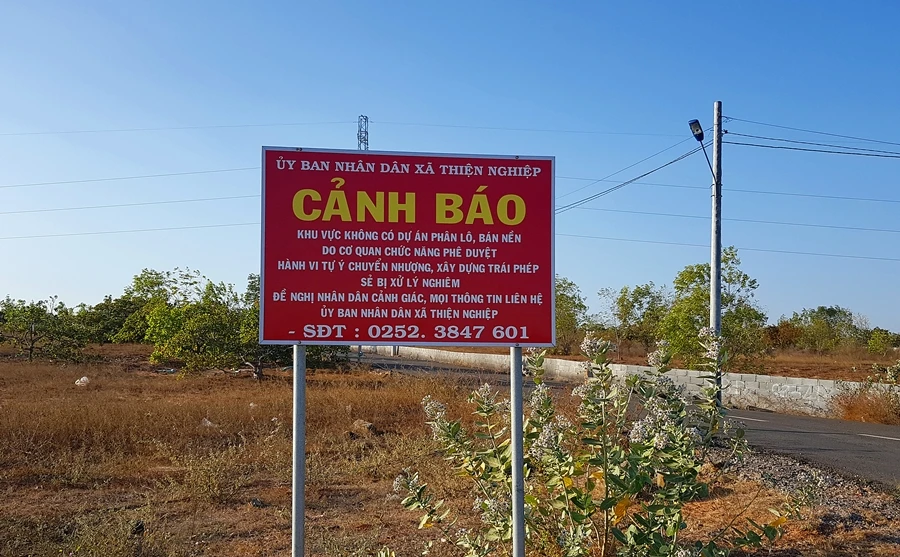 Bảng cấm chuyển nhượng trước đây vẫn còn nên không ai dám mua bán, giao dịch. Ảnh PN.