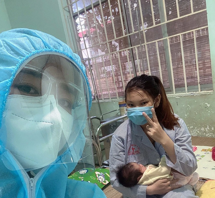 Bác sĩ Trung tâm Y tế Hàm Thuận Nam (Bình Thuận) chăm sóc cho bệnh nhi nhỏ tuổi và mẹ nhiễm COVID-19 năm 2021.