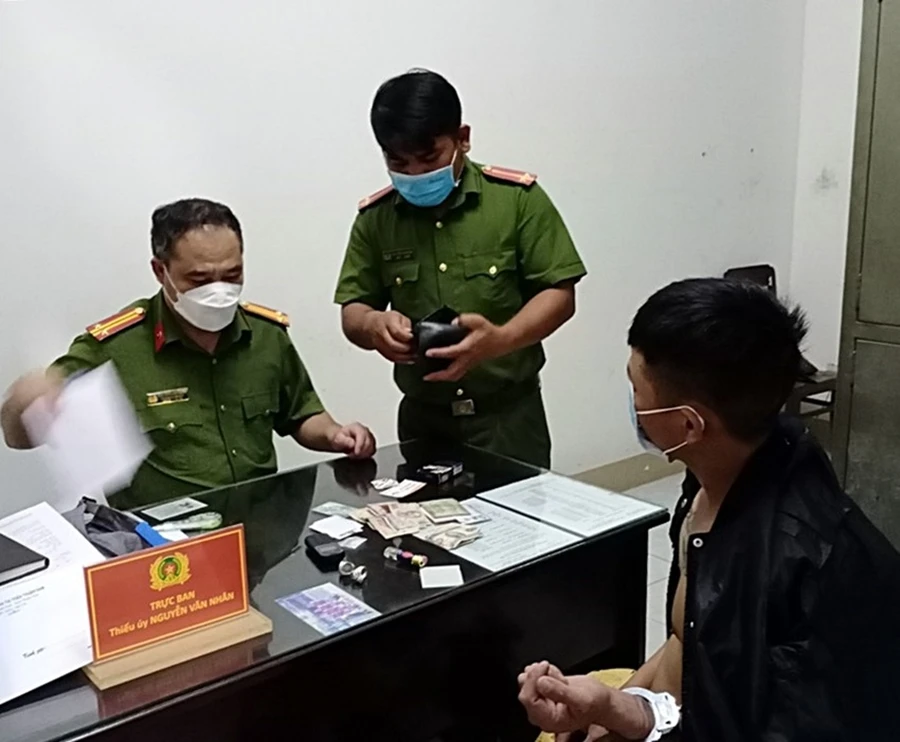 Công an Bình Thuận bắt giữ quả tang một vụ mua bán ma túy. Ảnh: PN