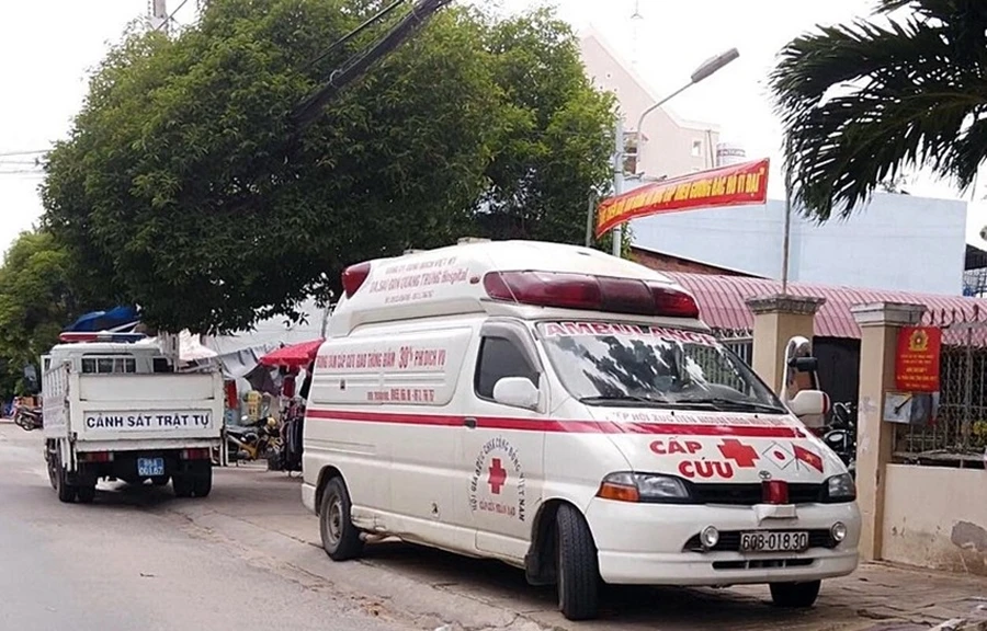 Xe cứu thương dỏm bị CSGT Công an TP Phan Thiết xử phạt. Ảnh: PN