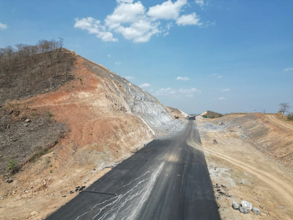 Đoạn xẻ núi qua huyện Tuy Phong. Ảnh PN