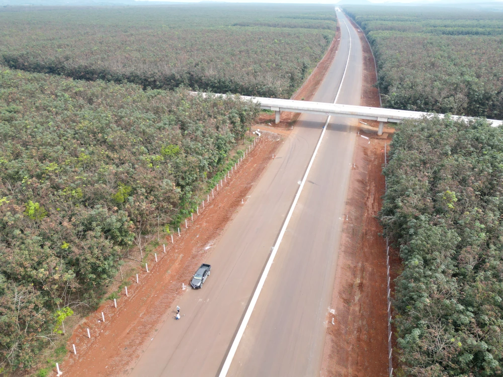 Cao tốc Phan Thiết-Dầu Giây hiện cũng đang thiếu đất đắp và đang xin gia hạn giấy phép. Ảnh PN.