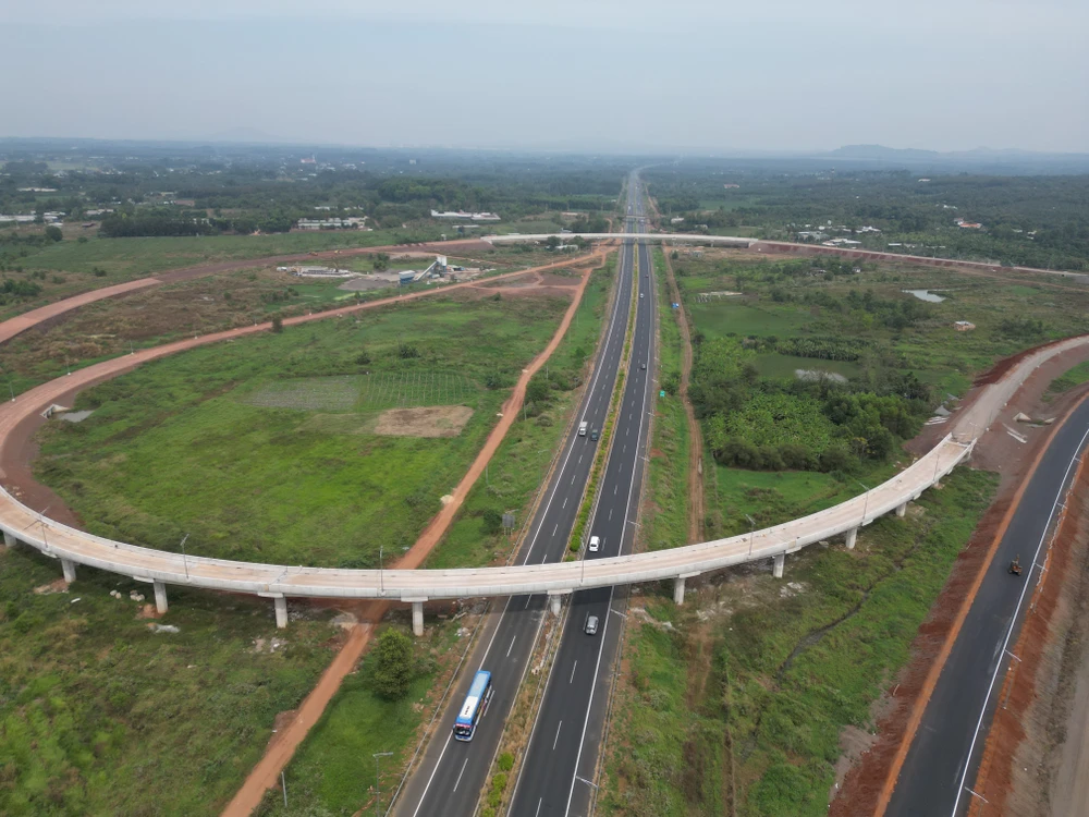 Nút giao cao tốc Phan Thiết - Dầu Giây với cao tốc Long Thành - Dầu Giây. Ảnh: PN.