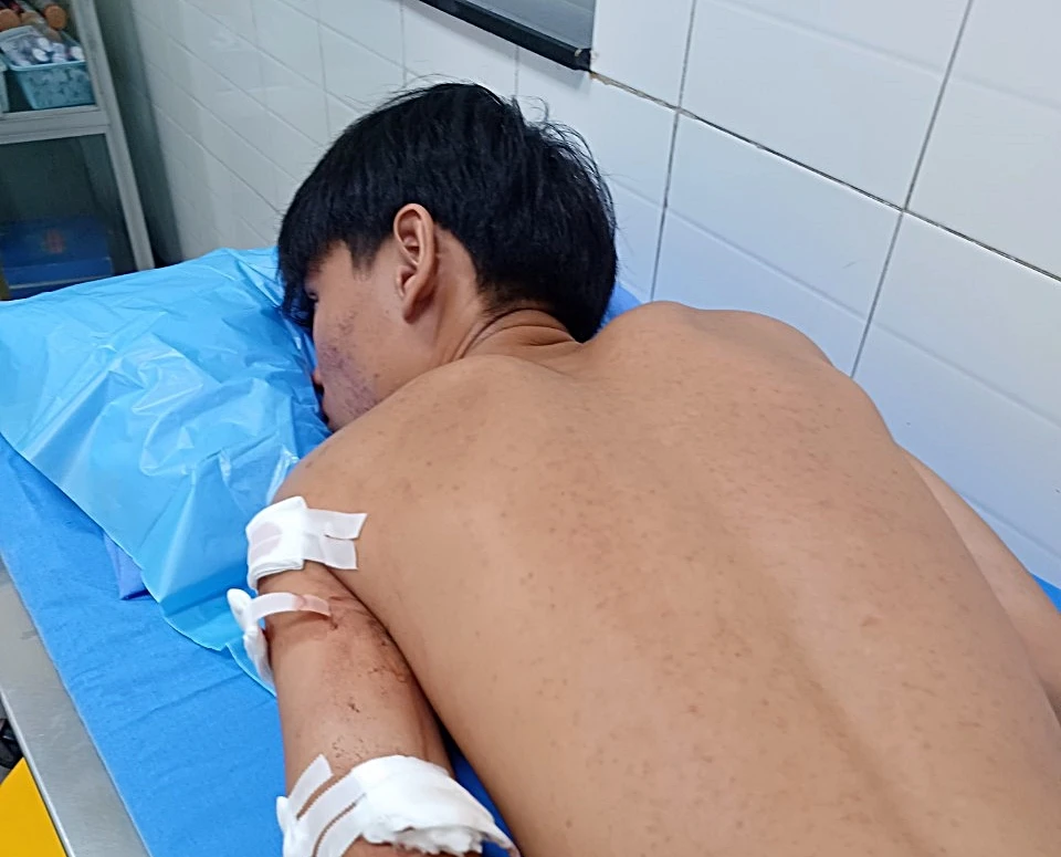 Em V đang được cấp cứu tại bệnh viện. Ảnh NN.