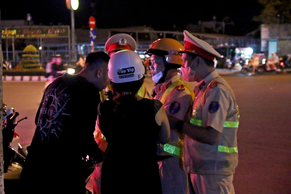 CSGT Bình Thuận kiểm tra nồng độ cồn người đi xe máy tại TP Phan Thiết.